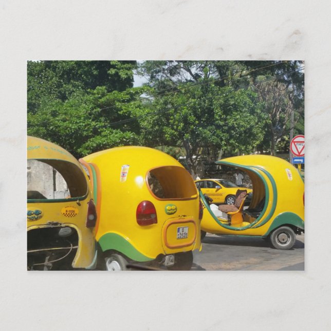 Hellgelbe lustige Coco-Taxis aus Kuba Postkarte (Vorderseite)