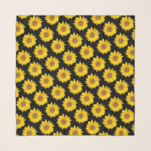 Hellgelbe Sonnenblumen auf schwarzem Hintergrund