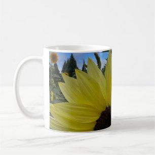 Hellgelbe Sonnenblumen und blauer Himmel Kaffeetasse