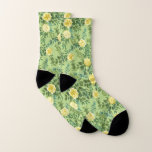 Hellgelbe und blassgrüne Rose Blumenzehen Socken<br><div class="desc">Schöne hellgelbe und blassgrüne Rose und blühende Hochzeitsfeiern mit reichlich Grün. Ideal für ein Blumenthema oder eine traditionelle weiße Hochzeit im Frühling oder Sommer. Passen Sie die Farbe und den Text an,  um diese Hochzeit einladen zu lassen!</div>