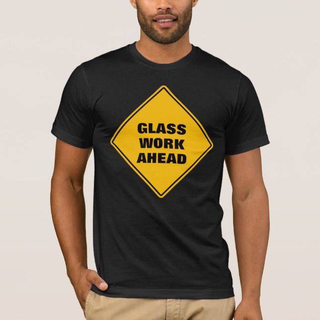 Hellgelbes Glas: Vorsicht beim Straßenschild T-Shirt (Vorderseite)
