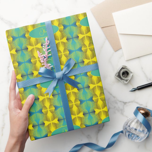 Hellgelbes, grünes Dschungelmuster Monogramm Geschenkpapier (Schenken)