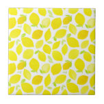 Hellgelbes Lemonfarbenmuster Fliese<br><div class="desc">Fügen Sie jedem Zimmer mit diesen Zitronenfliesen einen Zitrusakzent hinzu. Es zeichnet sich durch Aquarellzitrusmuster von Zitronen aus. Diese Zitronenfliesen sind perfekt für jedes Zimmer.</div>