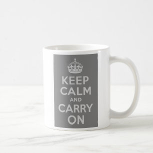 Hellgrau halten Sie sich ruhig und tragen Sie weit Kaffeetasse