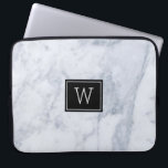 Hellgraue Marmorsteine Textur Schwarze Akzente Laptopschutzhülle<br><div class="desc">Elegantes Bild von hellgrauem Marmorstein Textur mit schwarzen Akzenten. Anpassbare Monogramm.</div>