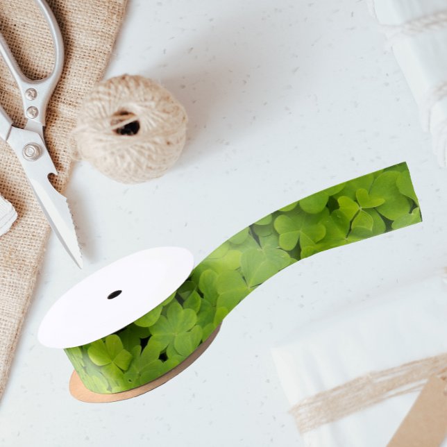 Hellgrüne Kleeblätter Satinband (In Situ)