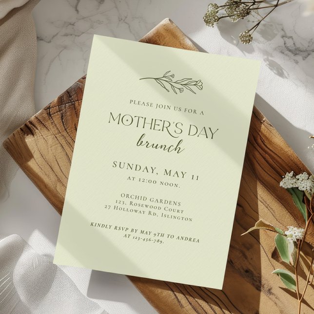 Hellgrüne Mütter zum Brunch Einladung (modern minimalist elegant simple floral line art mothers day brunch invitation card soft green bg)