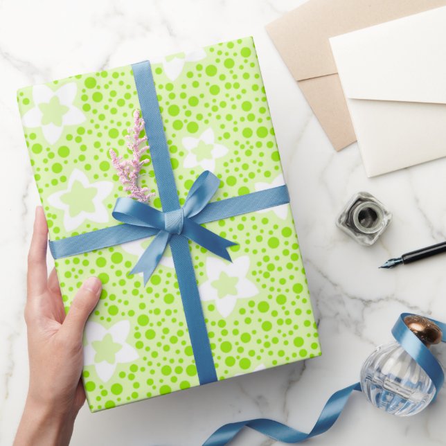 Hellgrüne Retropolka-Punkte mit Blumenmuster Geschenkpapier (Schenken)