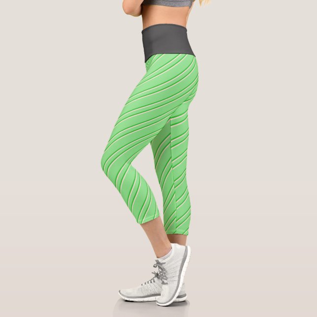 Hellgrünes, kalkgrünes und beigefarbenes Muster Capri Leggings (Links)