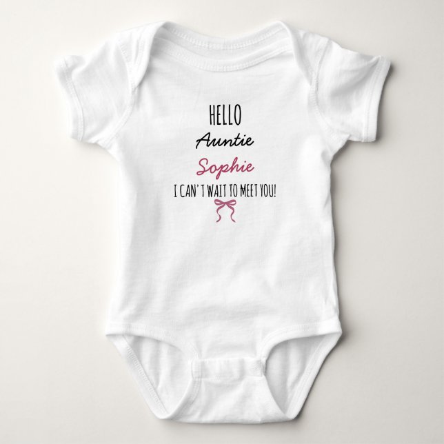 Hello Auntie Custom Name Coquette Bow Baby Strampler (Vorderseite)