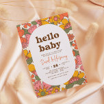 Hello Baby | Groovy Retro Blume Boho Babydusche Einladung<br><div class="desc">Retro Baby Dusche Einladungen mit modernen Arkaden aus dem 20. Jahrhundert, Blume Power Muster und Groovy Typ. Die Vorderseite dieser Karte weist einen Blumenhintergrund mit einem weißen ovalen Overlay in der Mitte auf. Die Vintage Farbpalette in Braun, Gelb, Orange, Creme und Grün verleiht dem 70er eine echte Touch. Das blumengeschmückte...</div>