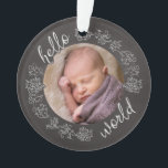 Hello Chalkboard Baby's First Personalisiert Ornament<br><div class="desc">Mit diesem personalisierten Acrylschmuck ein besonderes Kind in die Welt stellen! Ein Chalkboard-Stilrahmen mit Skripttext und dekorativen Schriftrollen umgibt das Foto Ihres Säuglings. Die Rückseite wiederholt den Text "Hallo" zusammen mit dem Namen des Babys und dem Geburtsdatum. Es ist ein künstlerisches, modernes Geschenk, eine Geburt zu beglückwünschen! Foto für Kleinkinder:...</div>