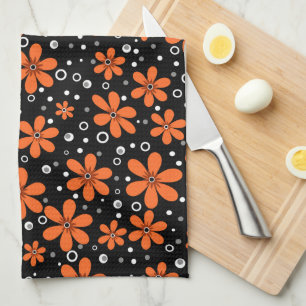 Hellorange Blume auf schwarzem Hintergrund mit w Geschirrtuch