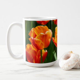 Hellorange Tulpen im Park Kaffeetasse
