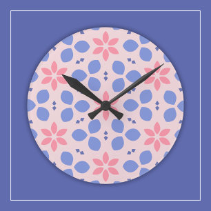 Hellrosa Blume und blaue Formen auf der Blumenmaue Runde Wanduhr