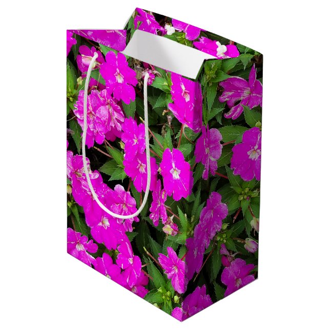 hellrosa impatisierte Blume Mittlere Geschenktüte (Rückseite Schrägansicht)