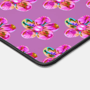 Hellrosa, lila Blume mit Handnähten auf Magenta Schreibtischunterlage