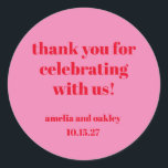Hellrosa Red Retro Custom Wedding Danke Runder Aufkleber<br><div class="desc">Zeige deine Wertschätzung im Stil mit diesen modernen rosa und roten Hochzeit danke Ihnen Aufkleber. Mit fett formatierten Typografien und einem trendigen minimalistischen Design sind diese Aufkleber perfekt zum Versiegeln von Umschlägen, zum Dekorieren von Gastgeschenke Hochzeiten oder zum Hinzufügen einer durchdachten Touch zu Geschenkverpackungen. Personalisieren Sie sie mit Ihren Namen...</div>