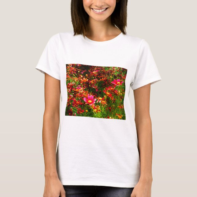 Hellrosa und gelbe Daisy Wilde Blume T-Shirt (Vorderseite)