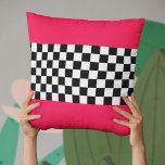 Hellrosa und Schachbrett Kissen<br><div class="desc">Klassisches Schwarz-Weiß-Schachbrettmuster mit einem hellen,  rosa Farbton.</div>