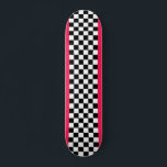 Hellrosa und Schachbrett Skateboard<br><div class="desc">Klassisches Schachbrettmuster in Schwarz und Weiß mit einem hellen rosa Farbton.</div>