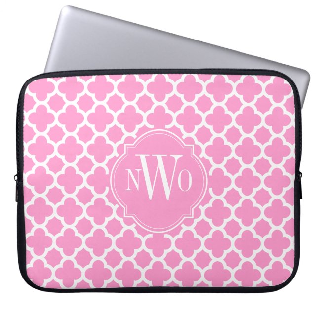 Hellrosa und weißes Quatrefoil Muster-Monogramm Laptopschutzhülle (Vorderseite)