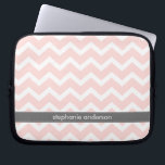 Hellrosa Zickzack-Sparren-Muster Laptopschutzhülle<br><div class="desc">Personifizieren Sie diese stilvolle Laptophülse mit Ihrem Namen,  Initialen,  Monogramm oder Text Ihrer Wahl.</div>