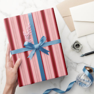 Hellrote und dunkelrote dicke und dünne Streifen Geschenkpapier