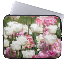 Hellweiße und rosa Tulpen an einem sonnigen Tag Laptopschutzhülle