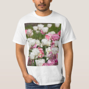 Hellweiße und rosa Tulpen an einem sonnigen Tag T-Shirt