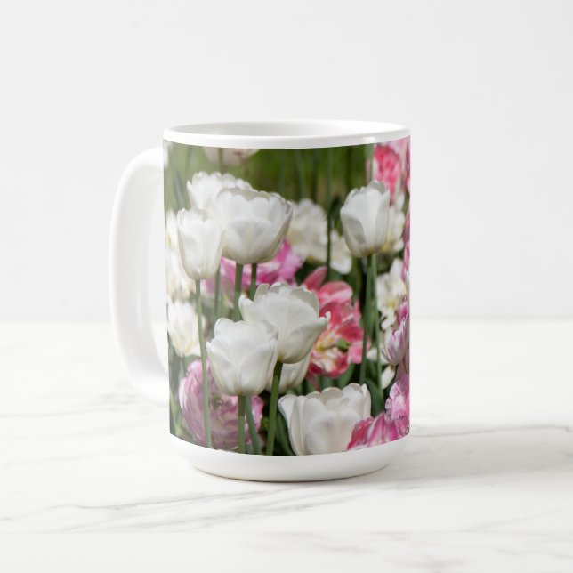Hellweiße und rosa Tulpen auf sonniger Höhe Kaffeetasse (Vorderseite Links)