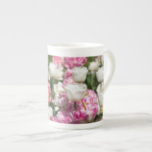 Hellweiße und rosa Tulpen auf sonniger Höhe