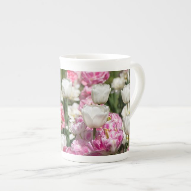 Hellweiße und rosa Tulpen auf sonniger Höhe Prozellantasse (Vorderseite Rechts)
