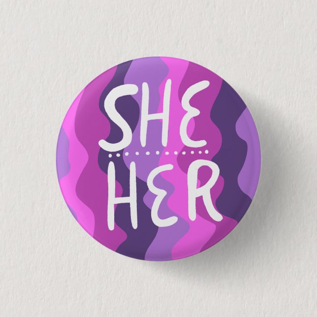 HER Pronouns farbenfroh handschrift Lila Button (Vorderseite)