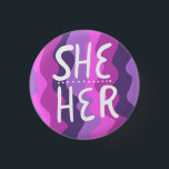 HER Pronouns farbenfroh handschrift Lila Button<br><div class="desc">Dekorieren Sie Ihr Outfit mit diesem coolen Kunstknopf. Macht ein großartiges Geschenk! Sie können ihn anpassen und auch Text hinzufügen. Karo in meinem Shop für viel mehr Farben und Muster! Lass mir Bescheid,  wenn du auch etwas Gewohntes willst.</div>