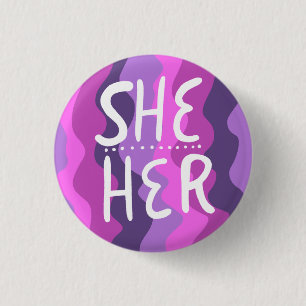 HER Pronouns farbenfroh handschrift Lila Button