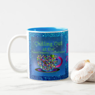Heraus kühlen am MoonDreams Café Zweifarbige Tasse