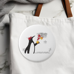 Herbst-Ahornblätter und lustiger Pinguin Button