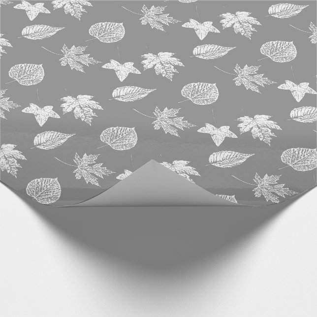 Herbst-Blätter - silbernes Grau und Weiß Geschenkpapier (Ecke)