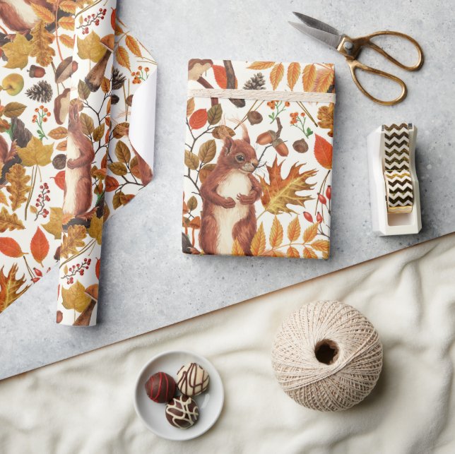 Herbst-Eichhörnchen und Herbstflora auf Weiß Geschenkpapier (Basteln)