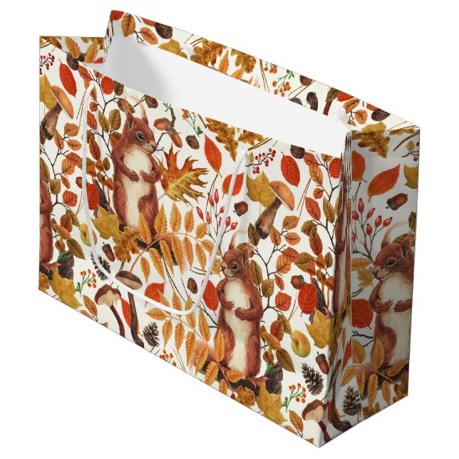 Herbst-Eichhörnchen und Herbstflora auf Weiß Große Geschenktüte (Vorderseite Schrägansicht)