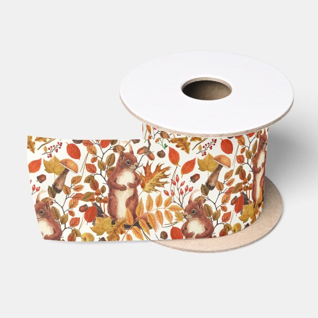 Herbst-Eichhörnchen und Herbstflora auf Weiß Satinband (Spule)