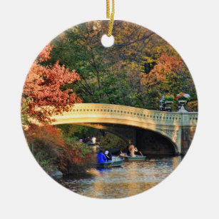 Herbst im Central Park: Boote durch Bow Bridge #01 Keramik Ornament