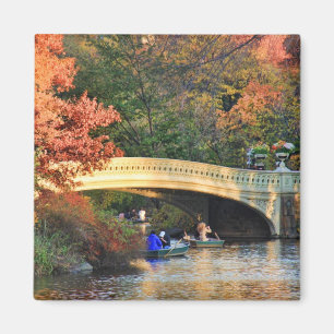 Herbst im Central Park: Boote durch Bow Bridge #01 Magnet