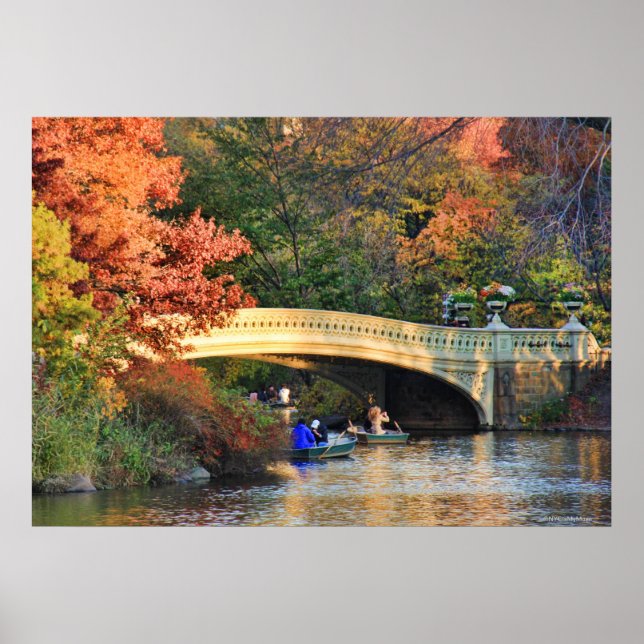 Herbst im Central Park: Boote durch Bow Bridge #01 Poster (Vorne)