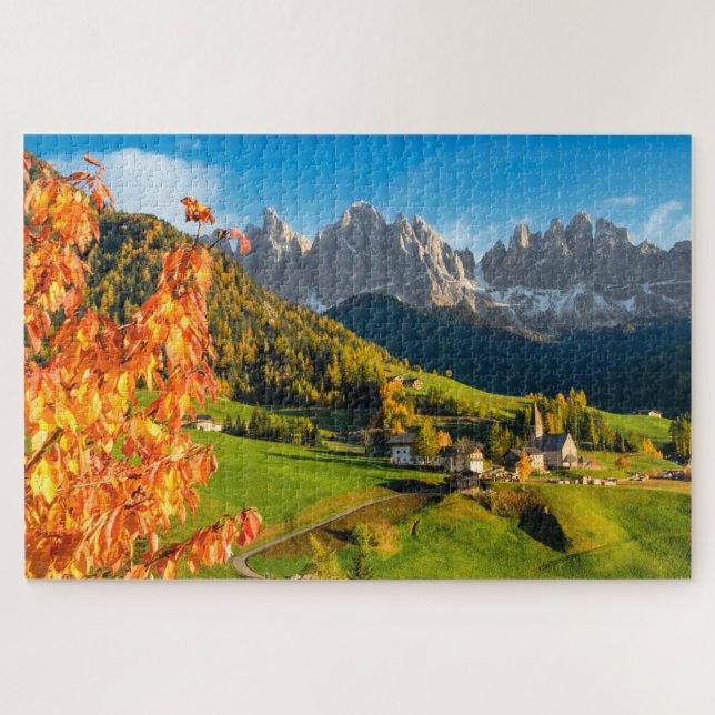 Herbst in Dolomiten Berglandschaft mit Kirche (Horizontal)