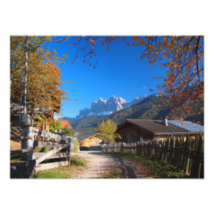 Herbst in einem Dorf in den Dolomit in Italien Fotodruck