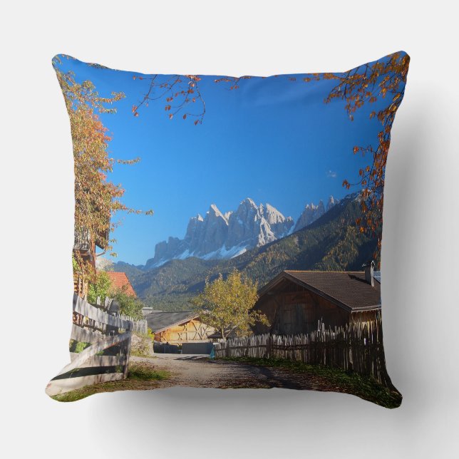 Herbst in einem Dorf in den Dolomit in Italien Kissen (Vorderseite)