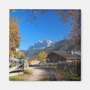 Herbst in einem Dorf in den Dolomit in Italien Magnet