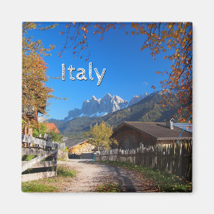 Herbst in einem Dorf in den Dolomit in Italien Magnet
